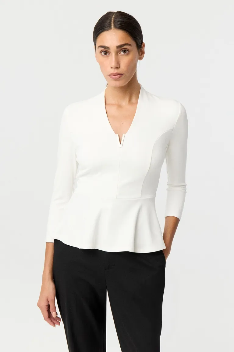 Remera de punto con mangas tres cuartos escote en v y detalle de péplum en cintura de Markova en Remeras para argentina