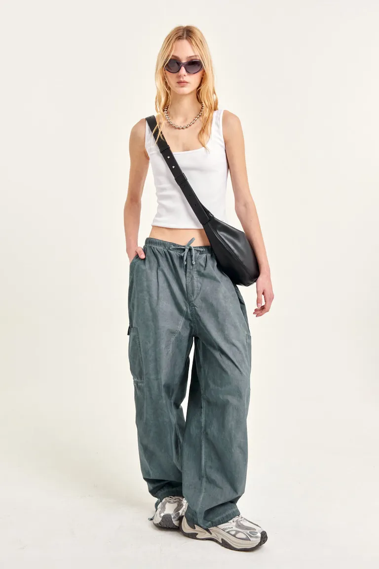 Pantalón de gabardina con terminación washed y detalles personalizados de 47 Street en Pantalones para argentina