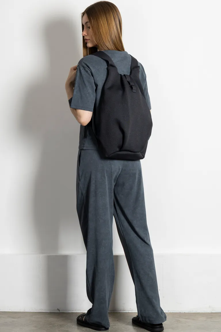 Mochila gris de diseño minimalista con múltiples compartimentos de Kill en Mochilas para argentina
