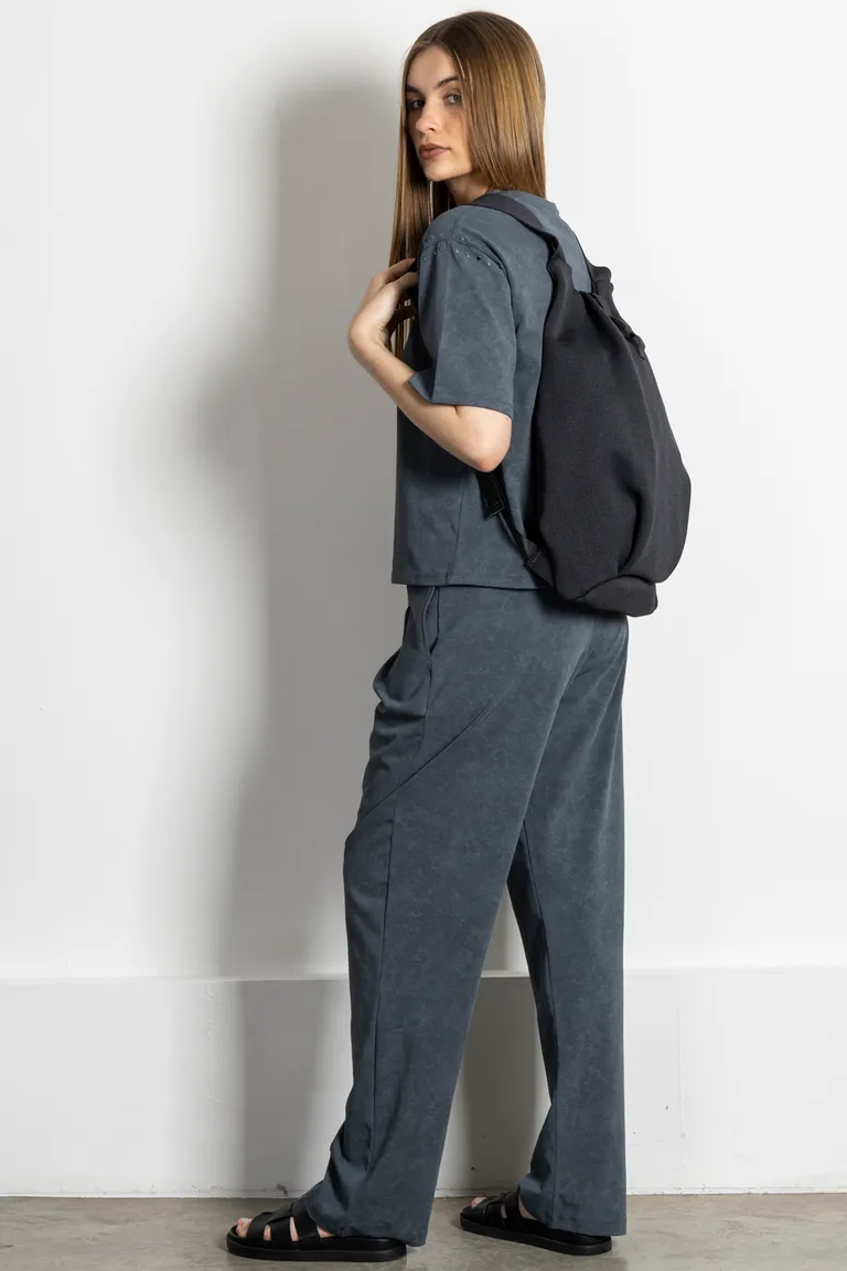 Mochila gris de diseño minimalista con múltiples compartimentos de Kill en Mochilas para argentina