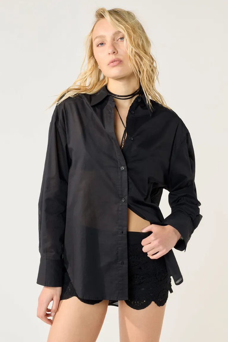 Camisa oversize negra de cuello solapa con pliegues en la espalda de Cuesta Blanca en Camisas para argentina