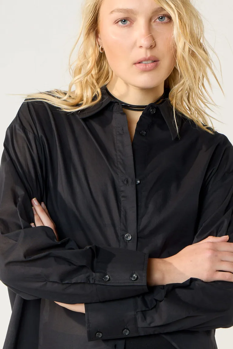 Camisa oversize negra de cuello solapa con pliegues en la espalda de Cuesta Blanca en Camisas para argentina