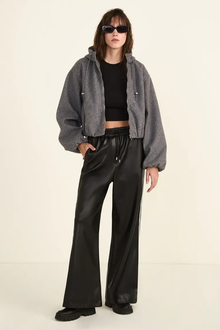 Pantalón de tiro medio con cintura ajustable y líneas laterales decorativas de Cuesta Blanca en Pantalones para argentina