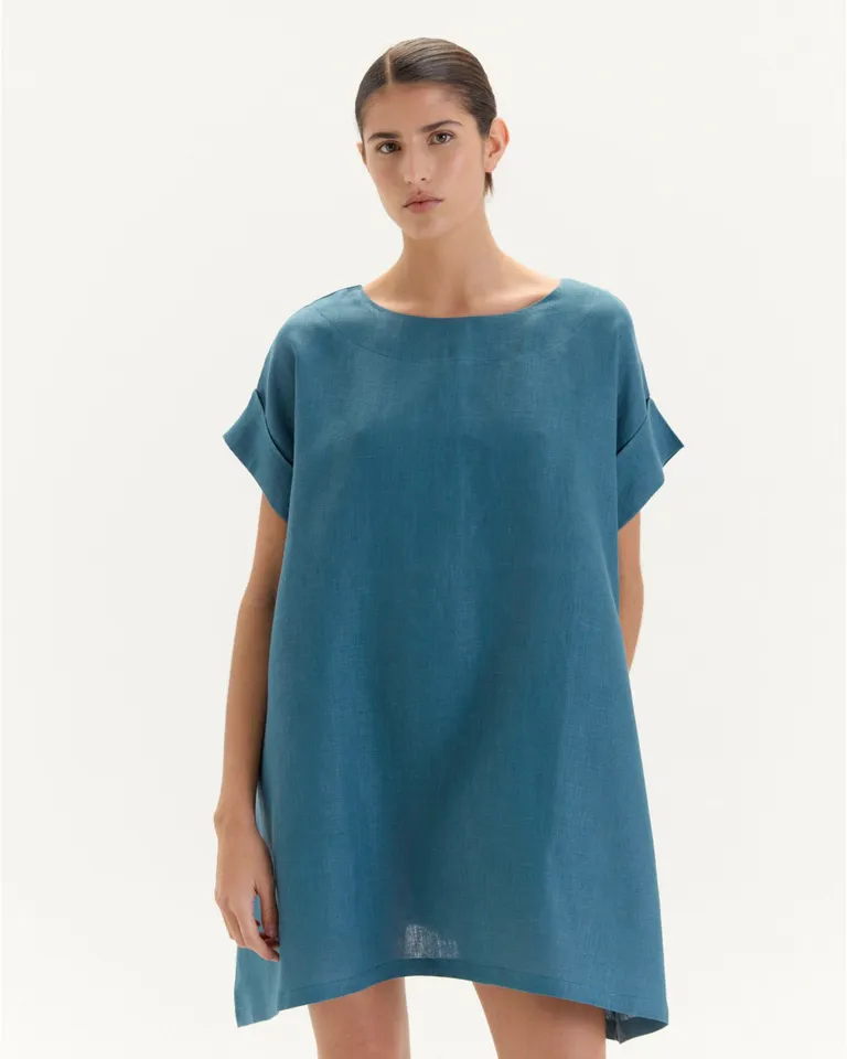 Vestido corto de silueta cuadrada con mangas caídas y detalle posterior de Blue Sheep en Vestidos para argentina