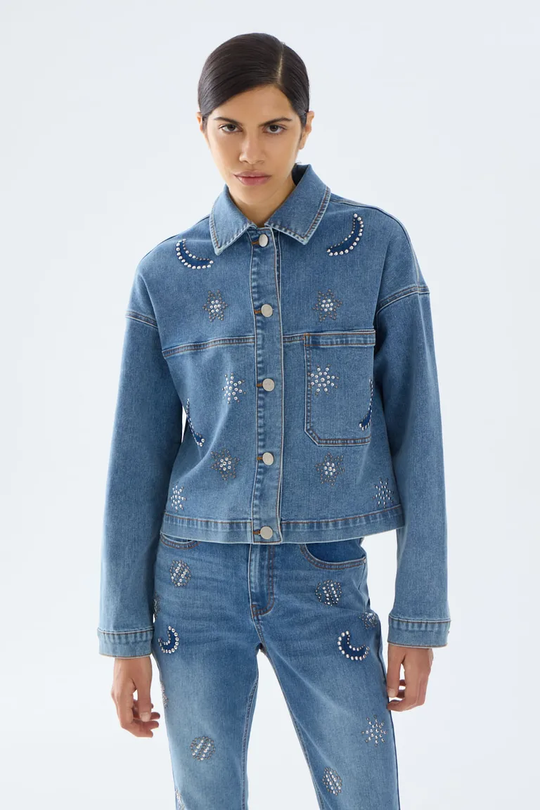 Chaqueta de denim con hombros caídos y detalles de tachas metálicas aplicadas en el frente de Portsaid en Chaquetas para argentina