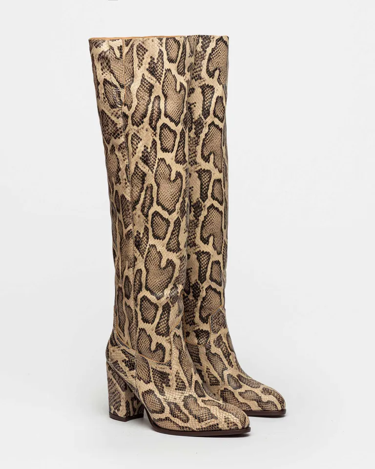 Bota caña alta de cuero con estampado de serpiente - Elegancia y versatilidad en un solo diseño de Prüne en Botas y Botinetas para argentina