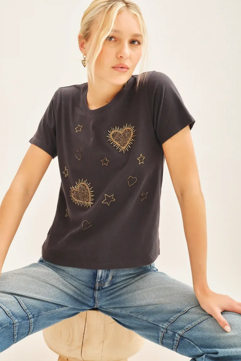 Remera básica de jersey negro con bordado de mostacillas en el frente de Rapsodia en Remeras para argentina