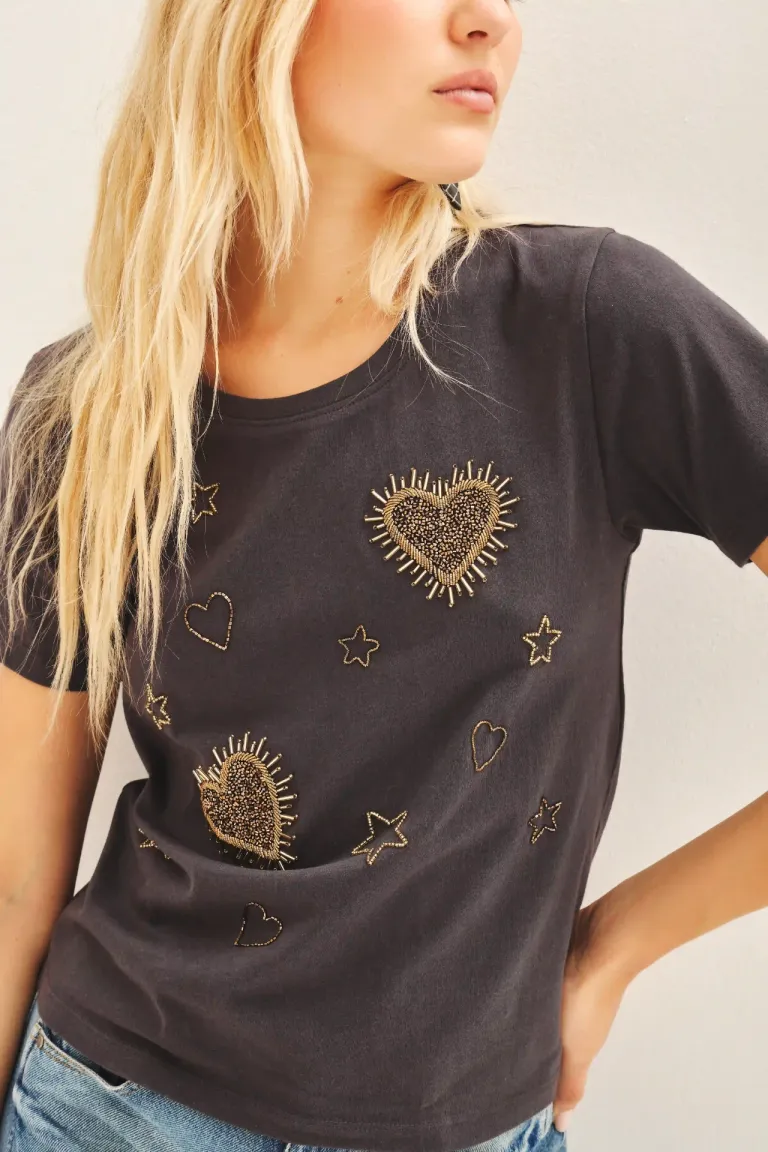 Remera básica de jersey negro con bordado de mostacillas en el frente de Rapsodia en Remeras para argentina