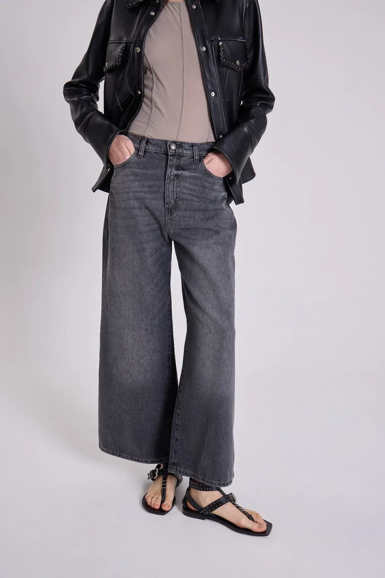 Jeans de corte seventies con silueta entallada y pierna ancha de Maria Cher en Pantalones para argentina