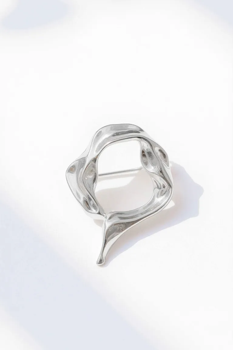 Broche de diseño orgánico con líneas fluidas y formas irregulares para accesorios de moda de Maria Cher en Bijouterie para argentina