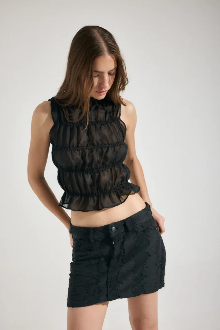 Top musculosa de gasa fruncida con cuello bote y detalles elásticos de Audaz en Tops para argentina