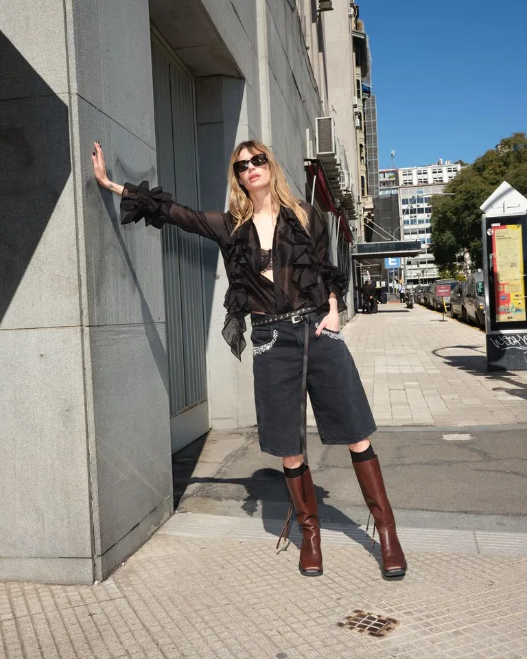 Pantalón de denim con detalles de strass artesanales para un estilo distintivo de Allo Martinez en Pantalones para argentina