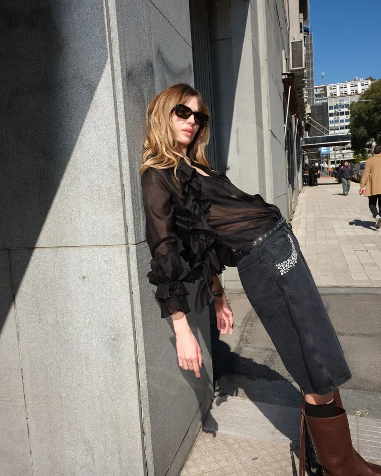 Pantalón de denim con detalles de strass artesanales para un estilo distintivo de Allo Martinez en Pantalones para argentina