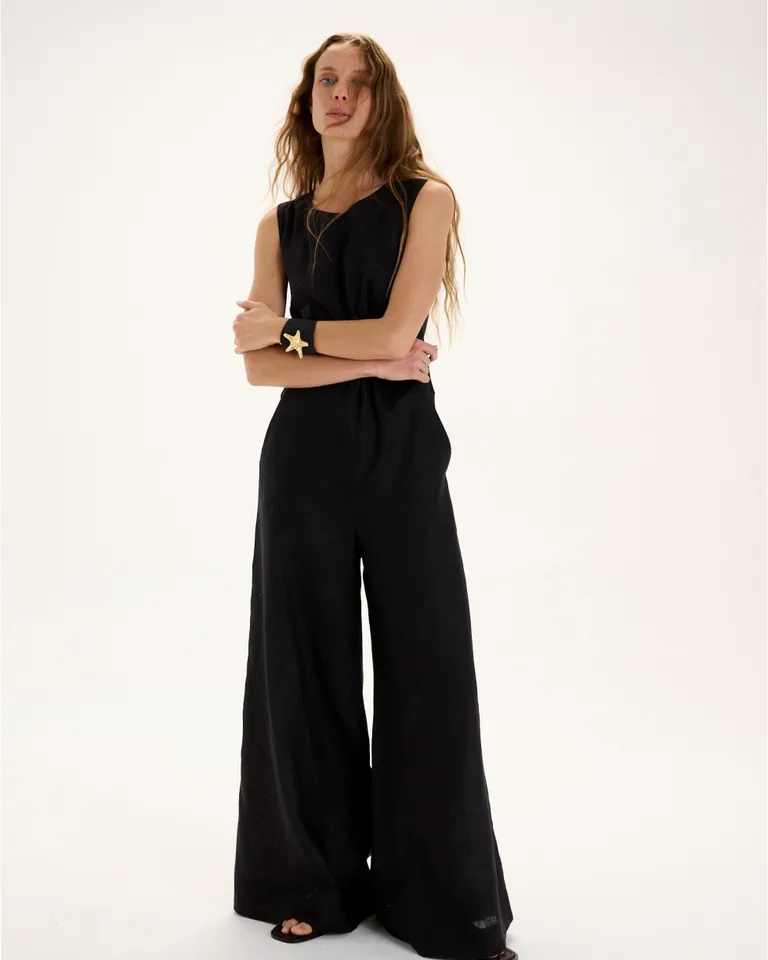 Mono de lino sin mangas con nudo frontal, diseño fluido y elegante de Blue Sheep en Monos para argentina