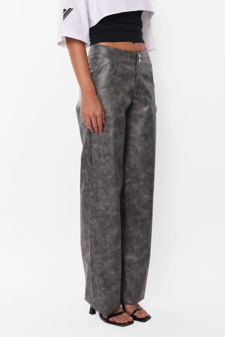 Pantalón recto de cuerina gris con detalles metálicos de Top White en Pantalones para argentina