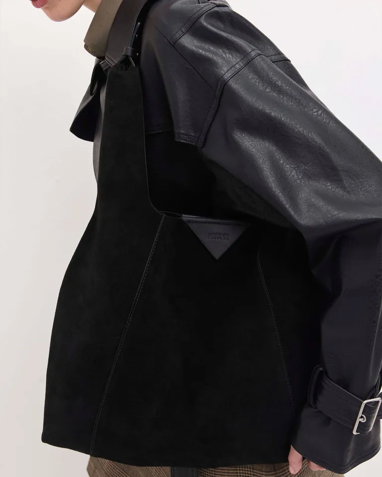 Bolso negro de gamuza con asa de cuero, ideal para llevar en el día a día de Prüne en Bolsos y Carteras para argentina