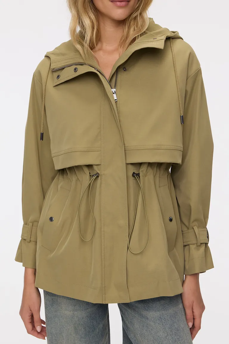 Campera con capucha a la cadera con ajuste en cintura y detalle de broches en los puños de Cuesta Blanca en Chaquetas para argentina