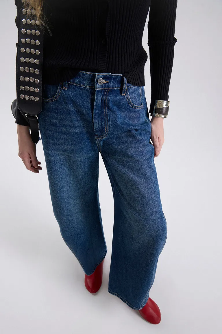 Pantalón de jean tiro medio con piernas anchas y costuras laterales destacadas de Maria Cher en Pantalones para argentina