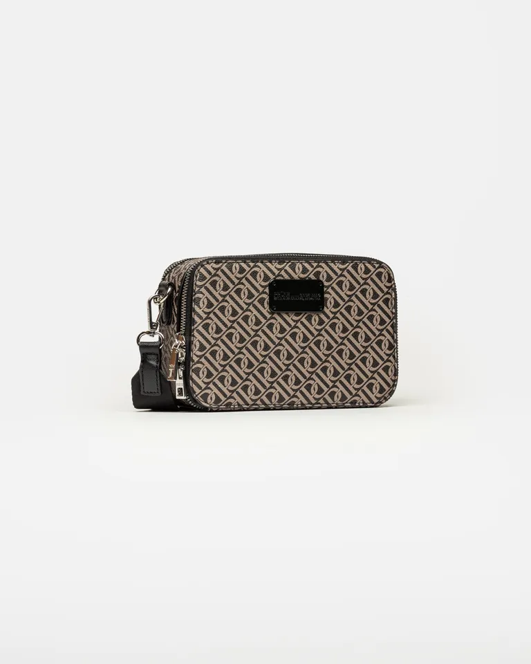 Bandolera rígida y estructurada con diseño gráfico monocromático y detalles metálicos de Prüne en Bolsos y Carteras para argentina