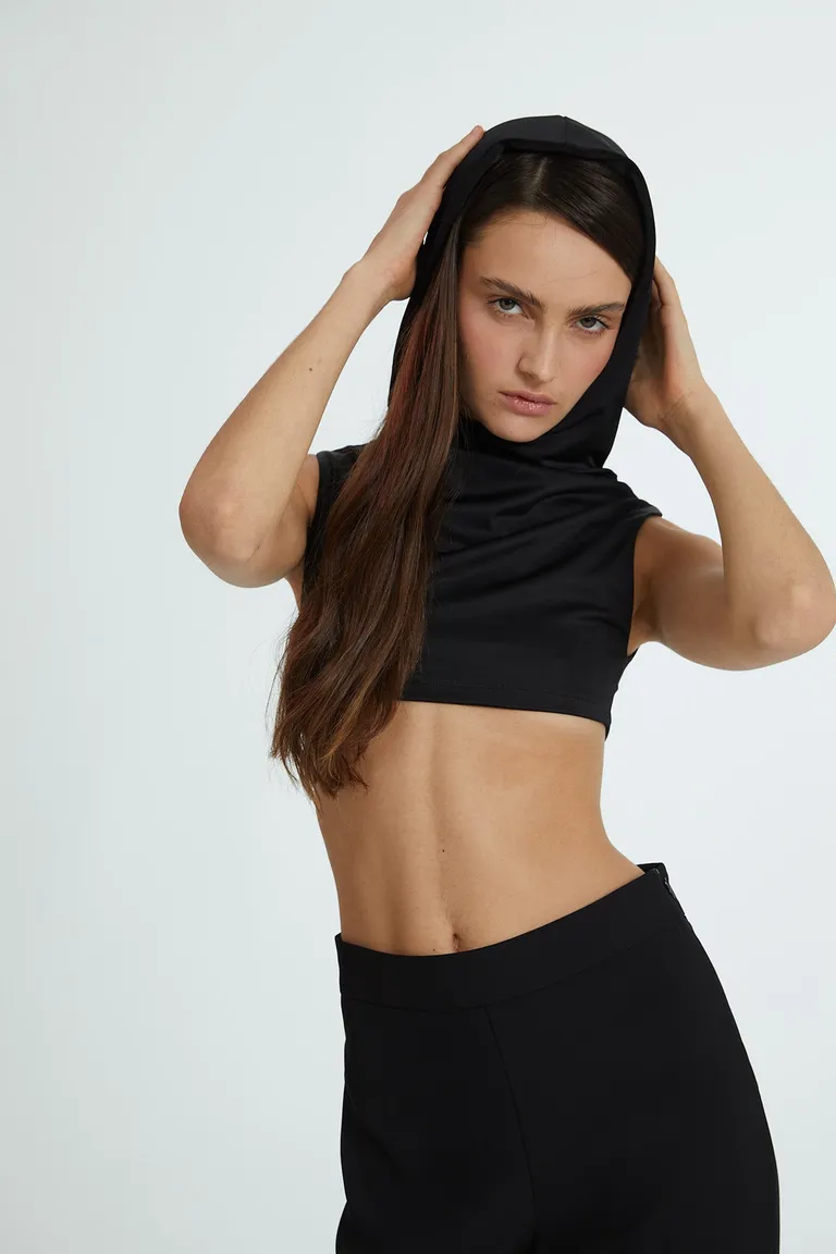 Top sin mangas con cuello alto y capucha en tejido de punto negro de Naíma en Tops para argentina