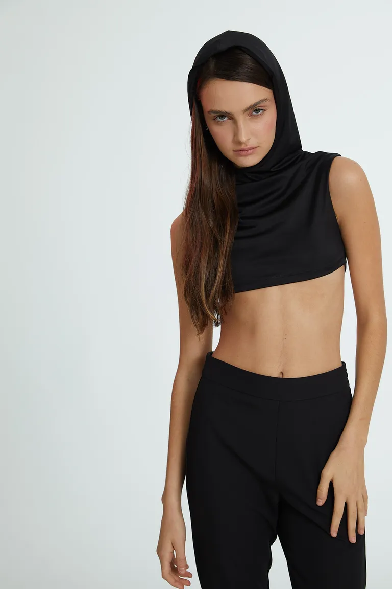 Top sin mangas con cuello alto y capucha en tejido de punto negro de Naíma en Tops para argentina