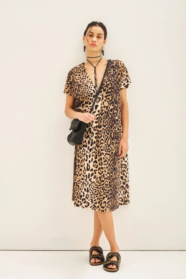 Túnica de corte amplio con estampado animal, diseño sofisticado y versatilidad para look de día y noche de Rapsodia en Túnicas para argentina