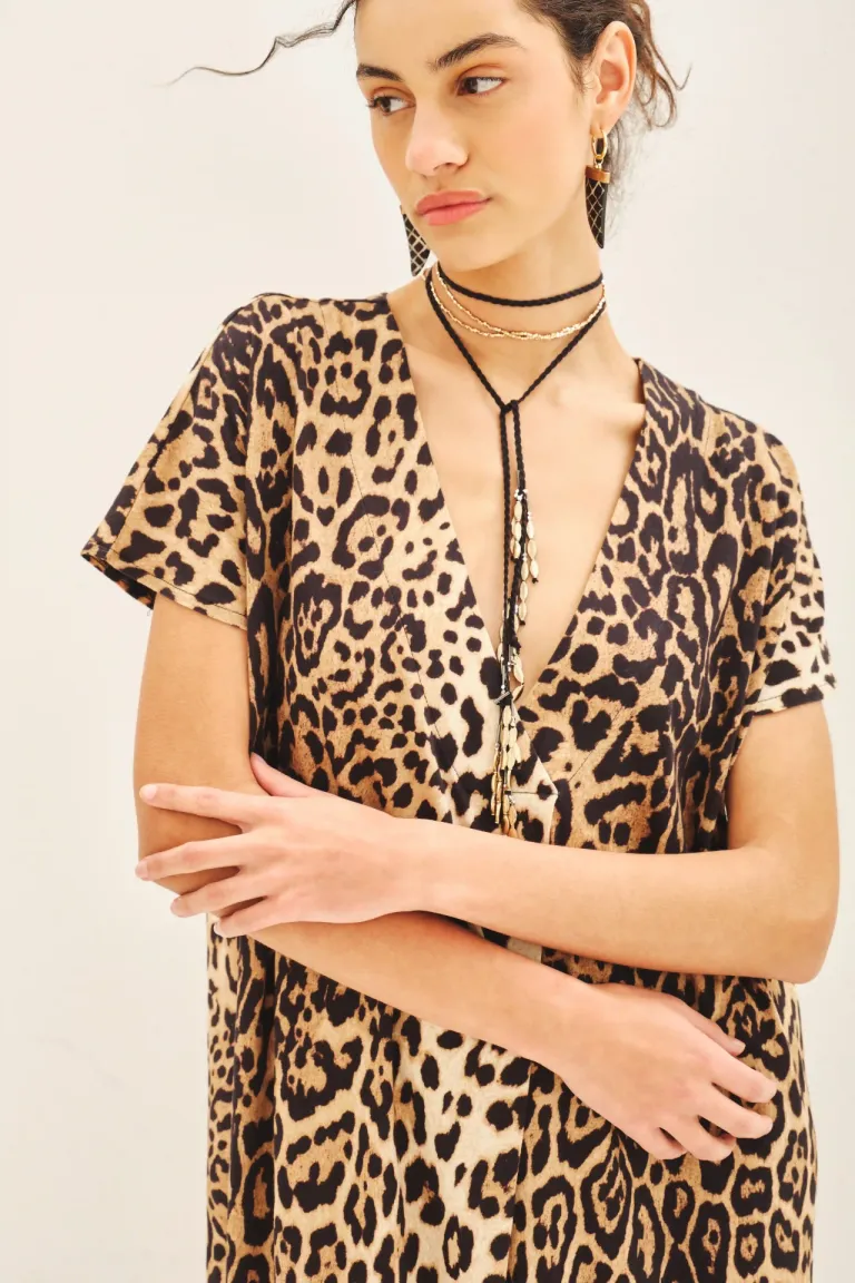 Túnica de corte amplio con estampado animal, diseño sofisticado y versatilidad para look de día y noche de Rapsodia en Túnicas para argentina