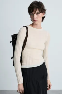 Sweater canalé cuello redondo de Mango en Buzos y Sweaters para argentina