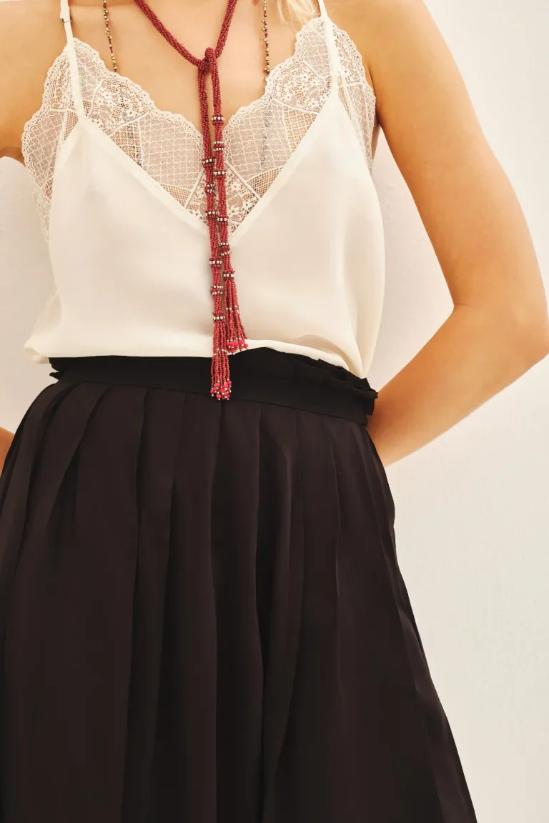 Falda corta de estilo portafolio con tablas y detalles metálicos de Rapsodia en Faldas para argentina