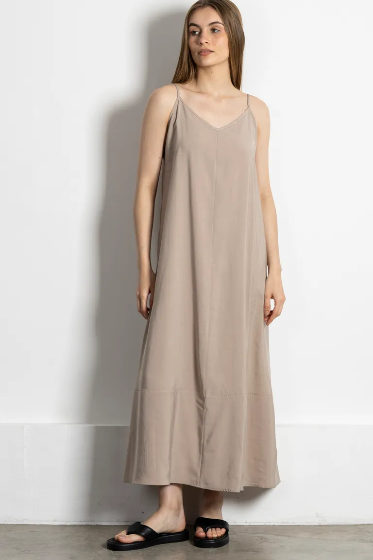 Vestido femenino y versátil en tono beige con silueta amplia y detalles regulables de Kill en Vestidos para argentina