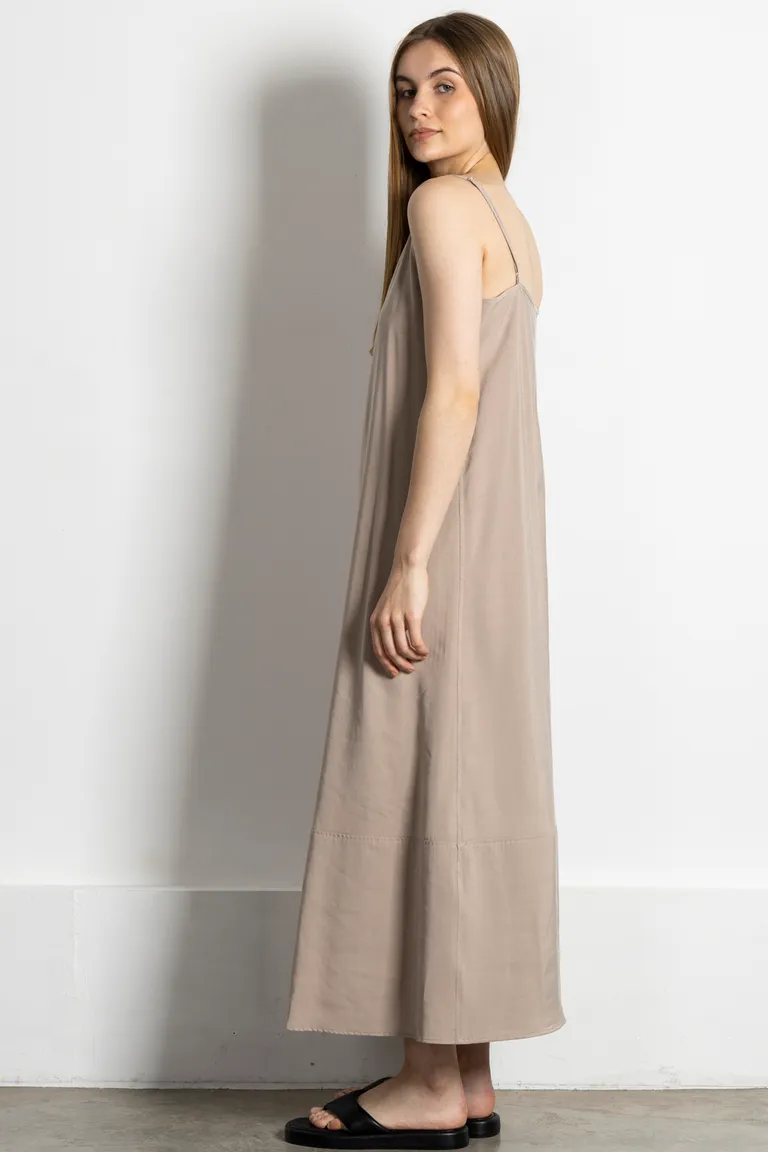 Vestido femenino y versátil en tono beige con silueta amplia y detalles regulables de Kill en Vestidos para argentina