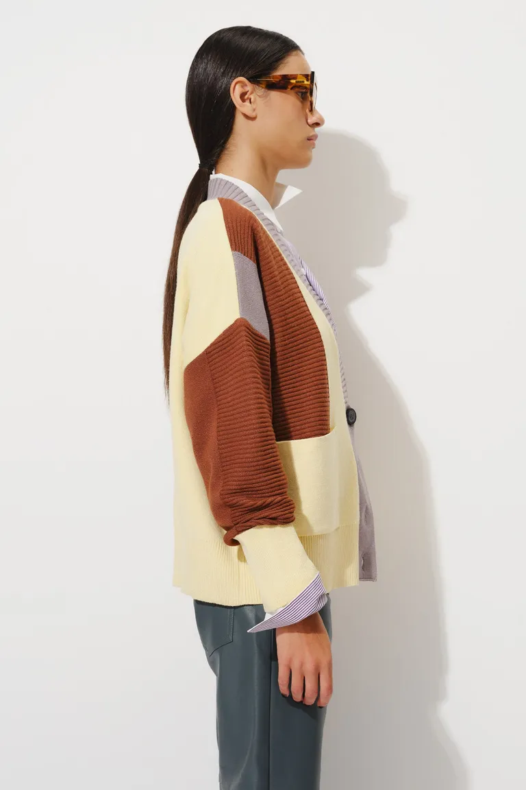 Cardigan con escote en V y diseño de bloques con bolsillos frontales de Mishka en Buzos y Sweaters para argentina