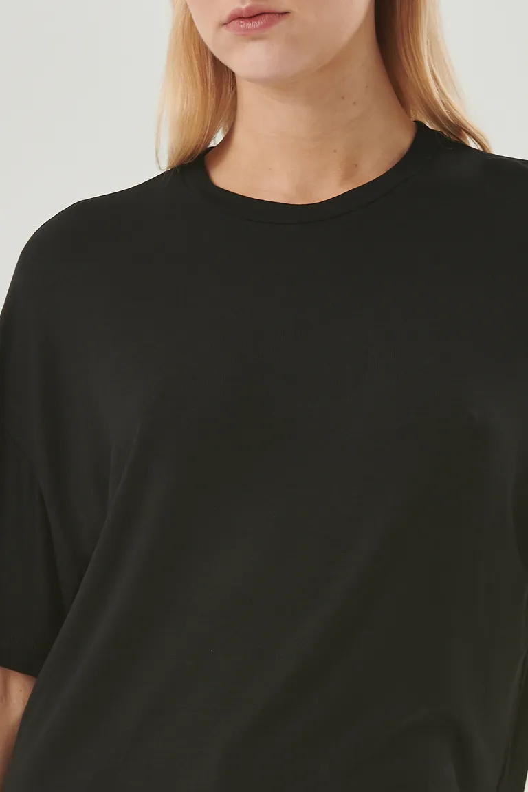 Remera negra de diseño sencillo y cómodo fit holgado para un estilo cotidiano relajado de Sweet en Remeras para argentina