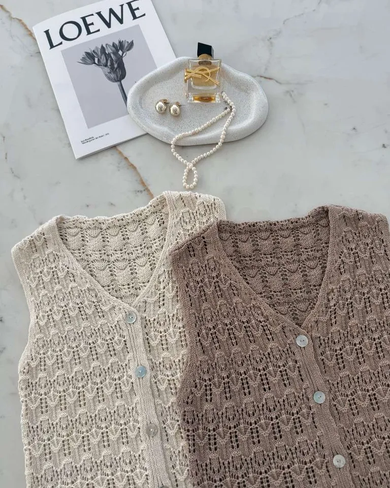 Chaleco tejido con diseño de hojas, una prenda versátil y elegante para el día a día de Hesed en Chalecos para argentina