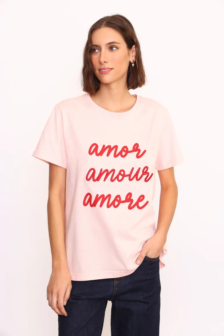 Remera de algodón con estampado de la palabra 'amor' en diferentes idiomas de Yagmour en Remeras para argentina