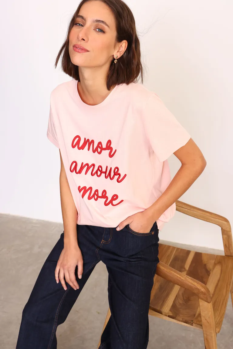 Remera de algodón con estampado de la palabra 'amor' en diferentes idiomas de Yagmour en Remeras para argentina