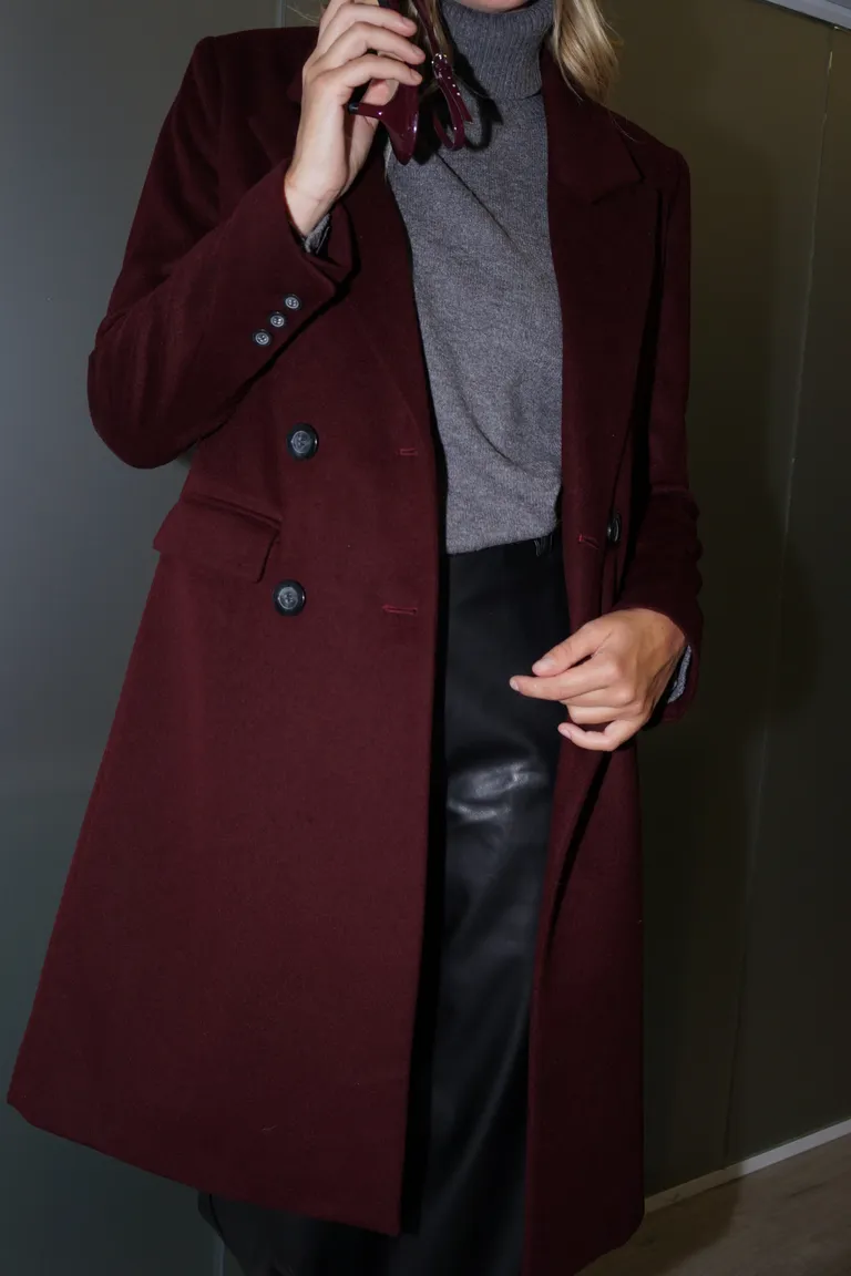 Tapado largo de mujer con doble cruce de botones y solapas clásicas de Naíma en Tapados para argentina