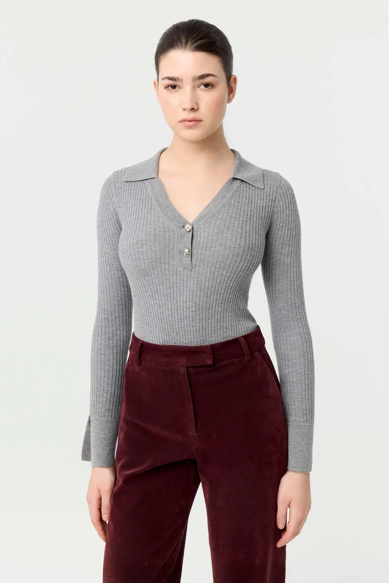 Sweater tejido de punto acanalado con mangas largas cuello polo y escote en v con botones de Markova en Buzos y Sweaters para argentina