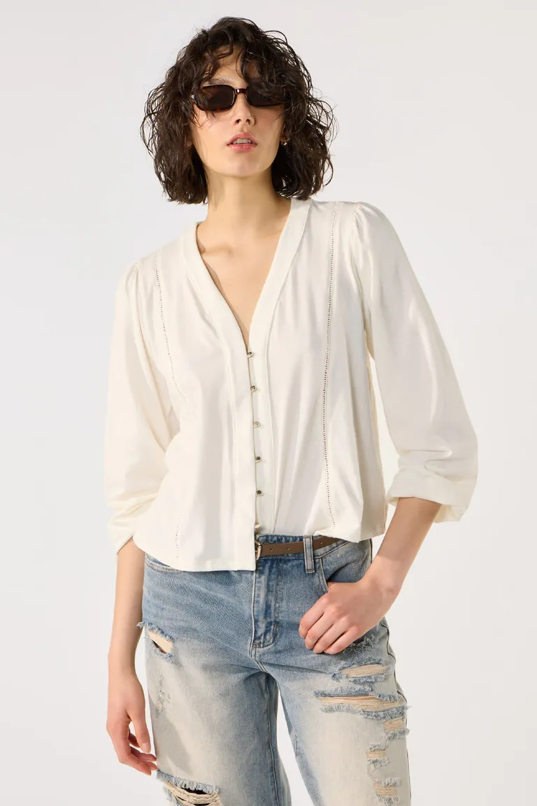 Blusa blanca de algodón con cuello en V y frunces en mangas de Cuesta Blanca en Blusas para argentina