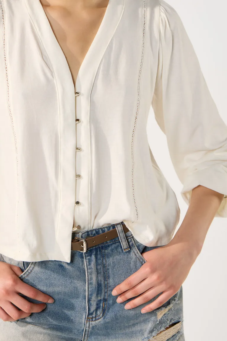 Blusa blanca de algodón con cuello en V y frunces en mangas de Cuesta Blanca en Blusas para argentina