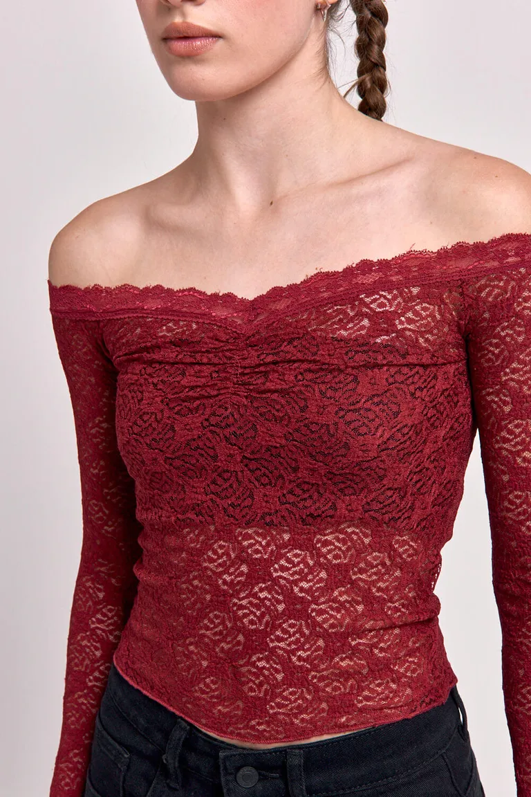 Top de encaje con escote bote y mangas largas con diseño delicado de 47 Street en Tops para argentina