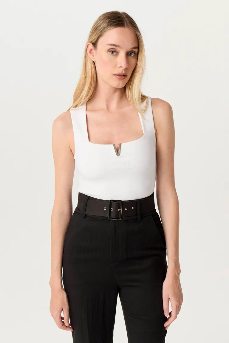 Musculosa de ribb compacto con escote cuadrado y chapón metálico personalizado de Markova en Tops para argentina