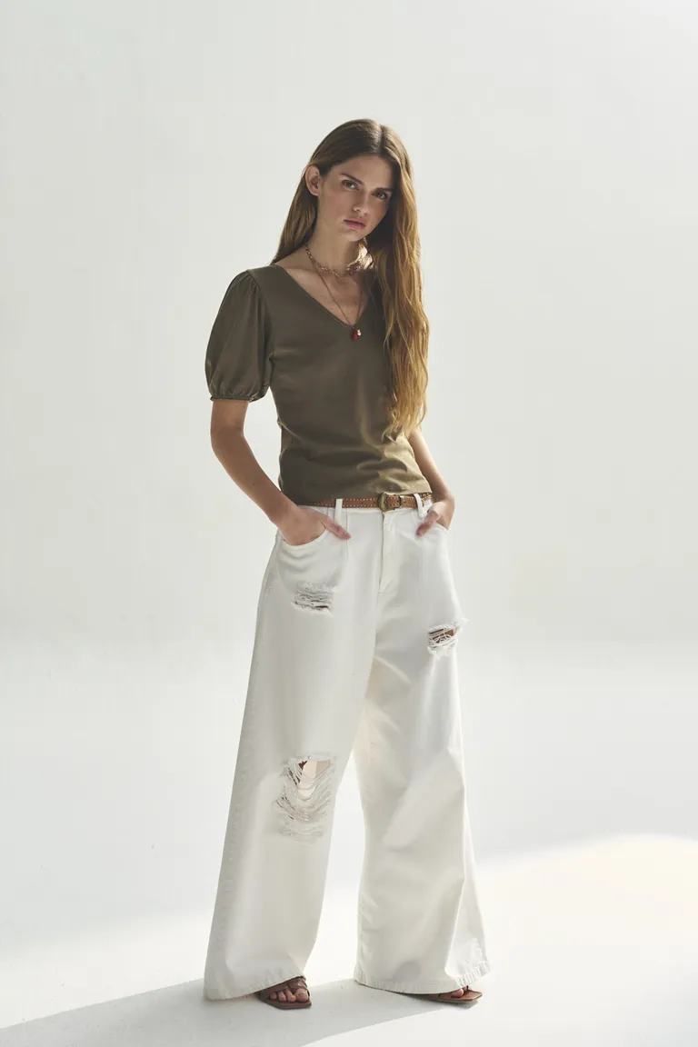 Remera verde de cuello en V, elegante y versátil para mujer de Akiabara en Remeras para argentina