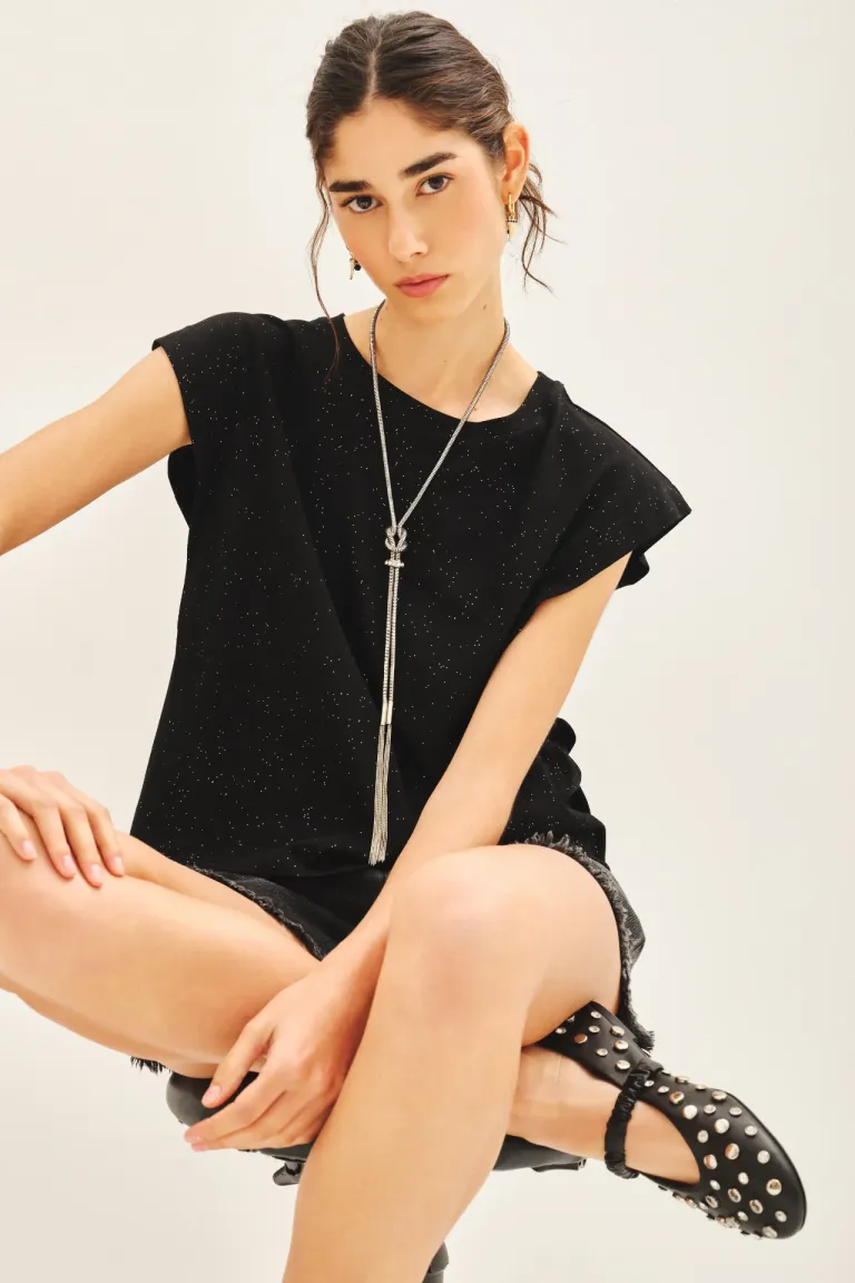 Remera negra con detalles en tela base y glitter - Estilo moderno y elegante de Rapsodia en Remeras para argentina