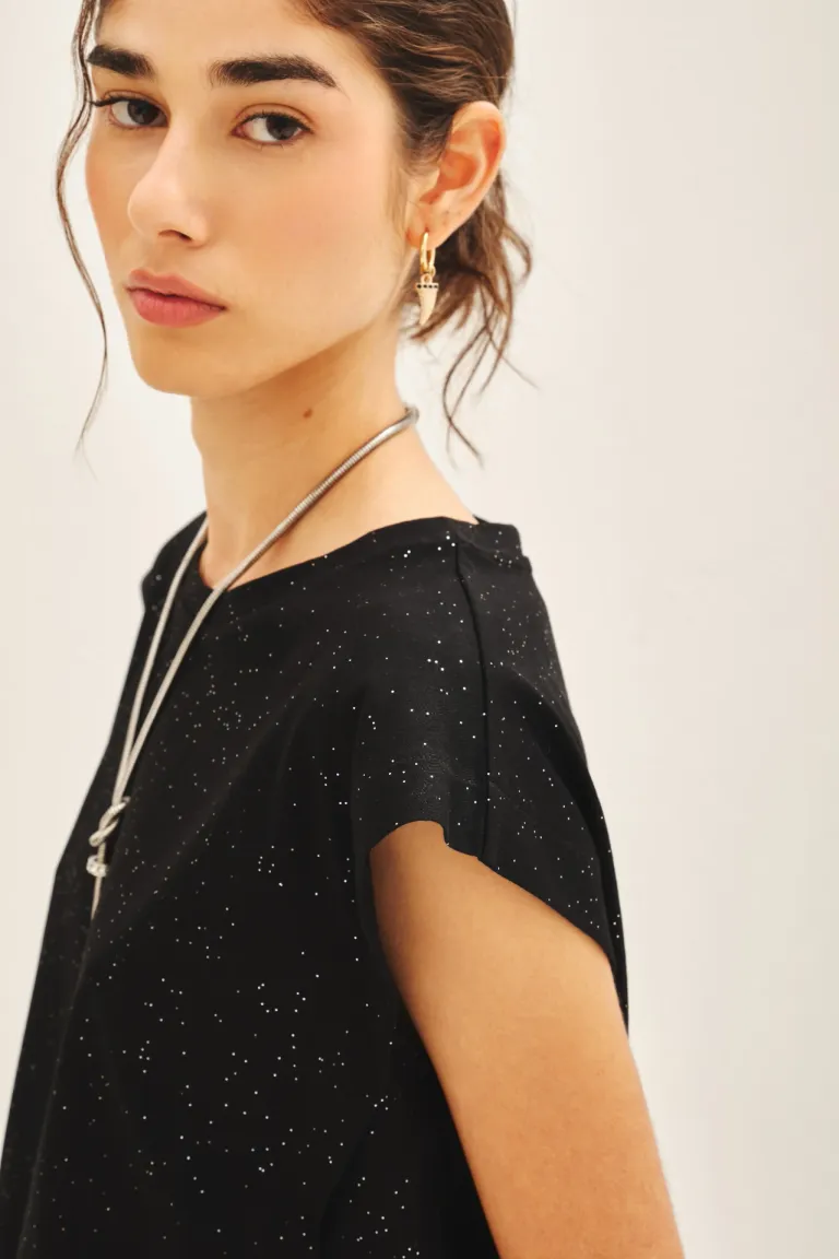 Remera negra con detalles en tela base y glitter - Estilo moderno y elegante de Rapsodia en Remeras para argentina