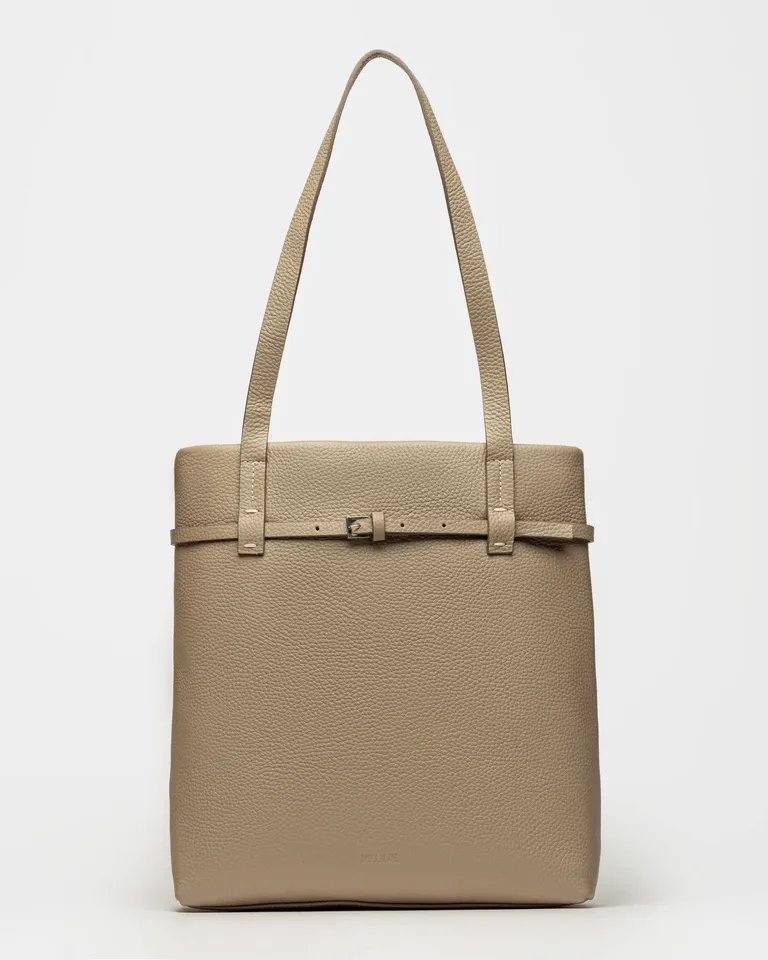 Bolso Tote Vertical de Cuero Graneado con Hebilla Decorativa de Prüne en Bolsos y Carteras para argentina