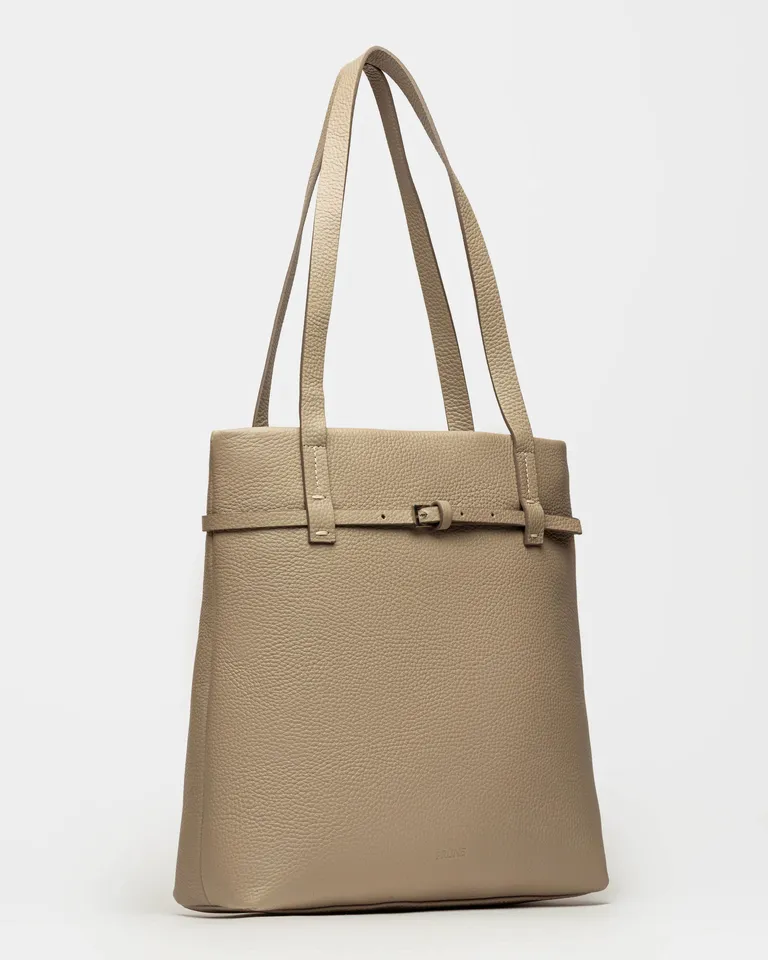 Bolso Tote Vertical de Cuero Graneado con Hebilla Decorativa de Prüne en Bolsos y Carteras para argentina