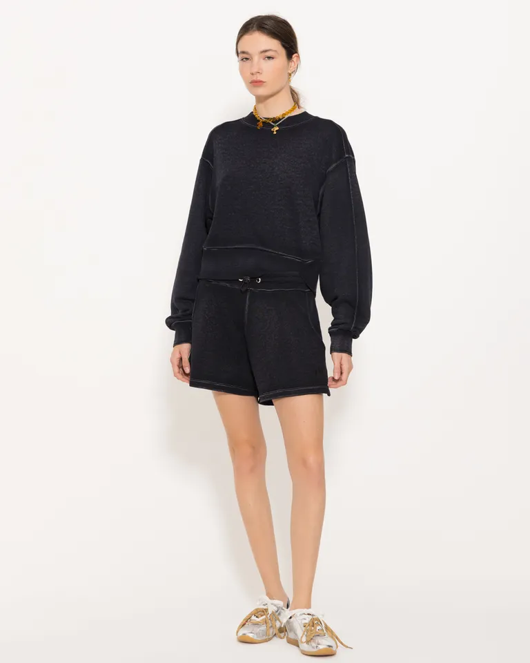 Shorts negro confeccionado en punto elástico con detalles decorativos de Jazmin Chebar en Shorts para argentina