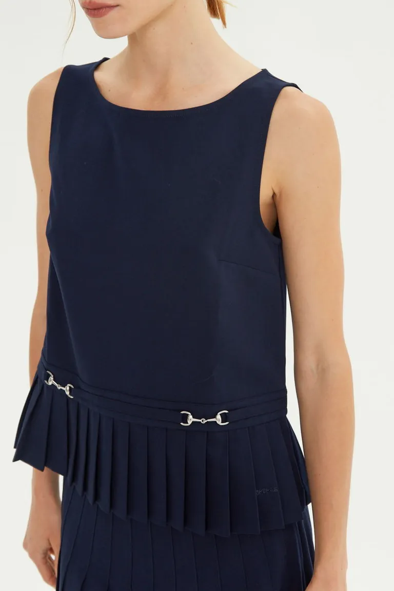 Blusa sastrera sin mangas con tablas en la cintura y herrajes metálicos de Las Pepas en Blusas para argentina