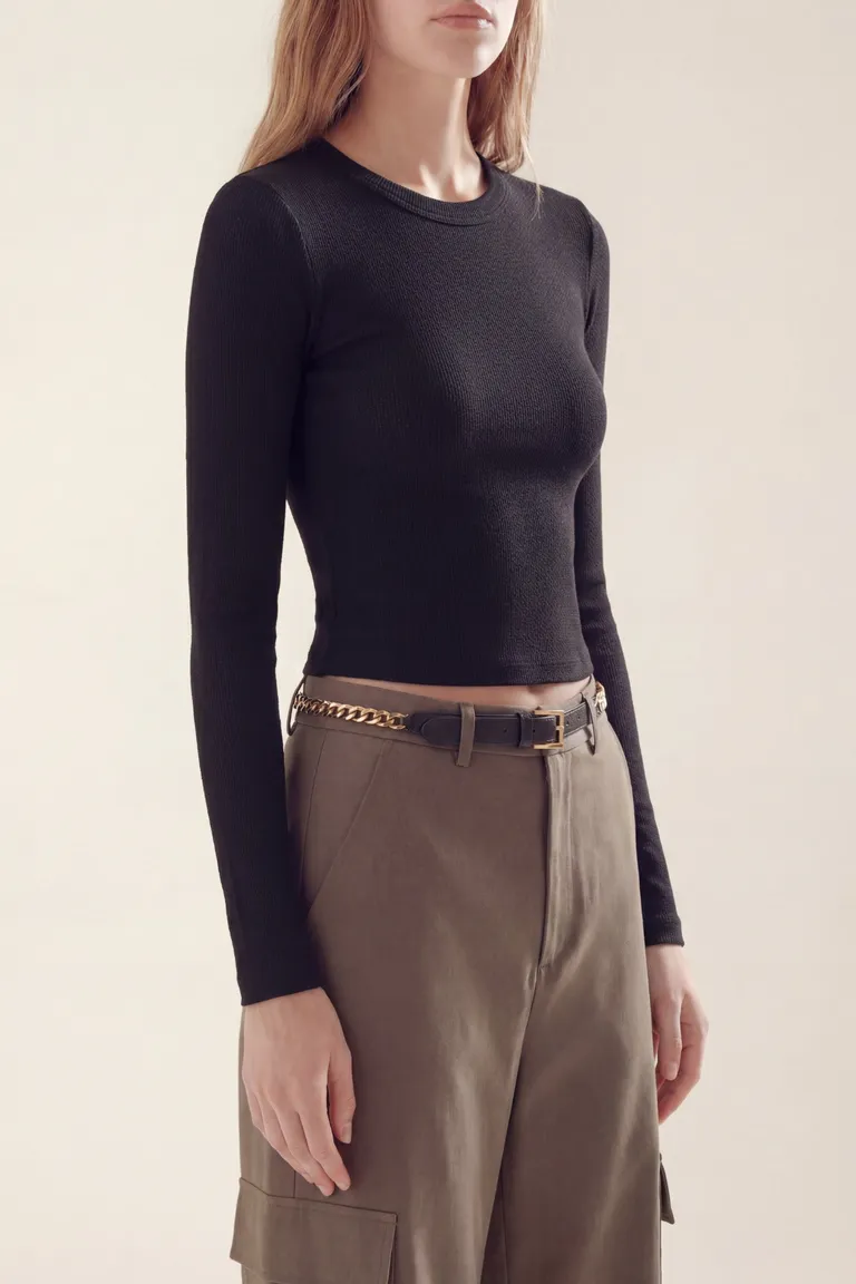 Remera de mangas largas y cuello redondo con ajuste entallado al cuerpo de Akiabara en Remeras para argentina